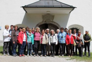 Gruppenbild vor dem Wallfahrtskirchlein "Maria Brettfall"