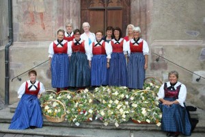 Die kfb-Frauen mit dem zur Segnung vorbereiteten Kräutersträußchen