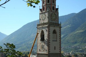 Die Glocke wurde am Kranarm befestigt